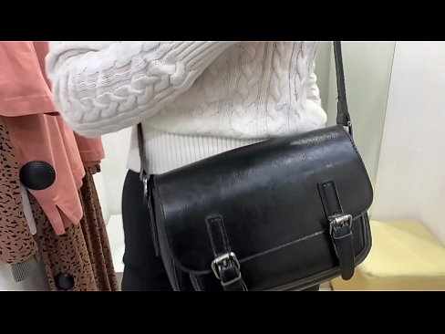 ❤️ Javna masturbacija mlade kujice FeralBerry s dildom u sobi za mjerenje ☑ Porno video na hr.marketapp.top ❌